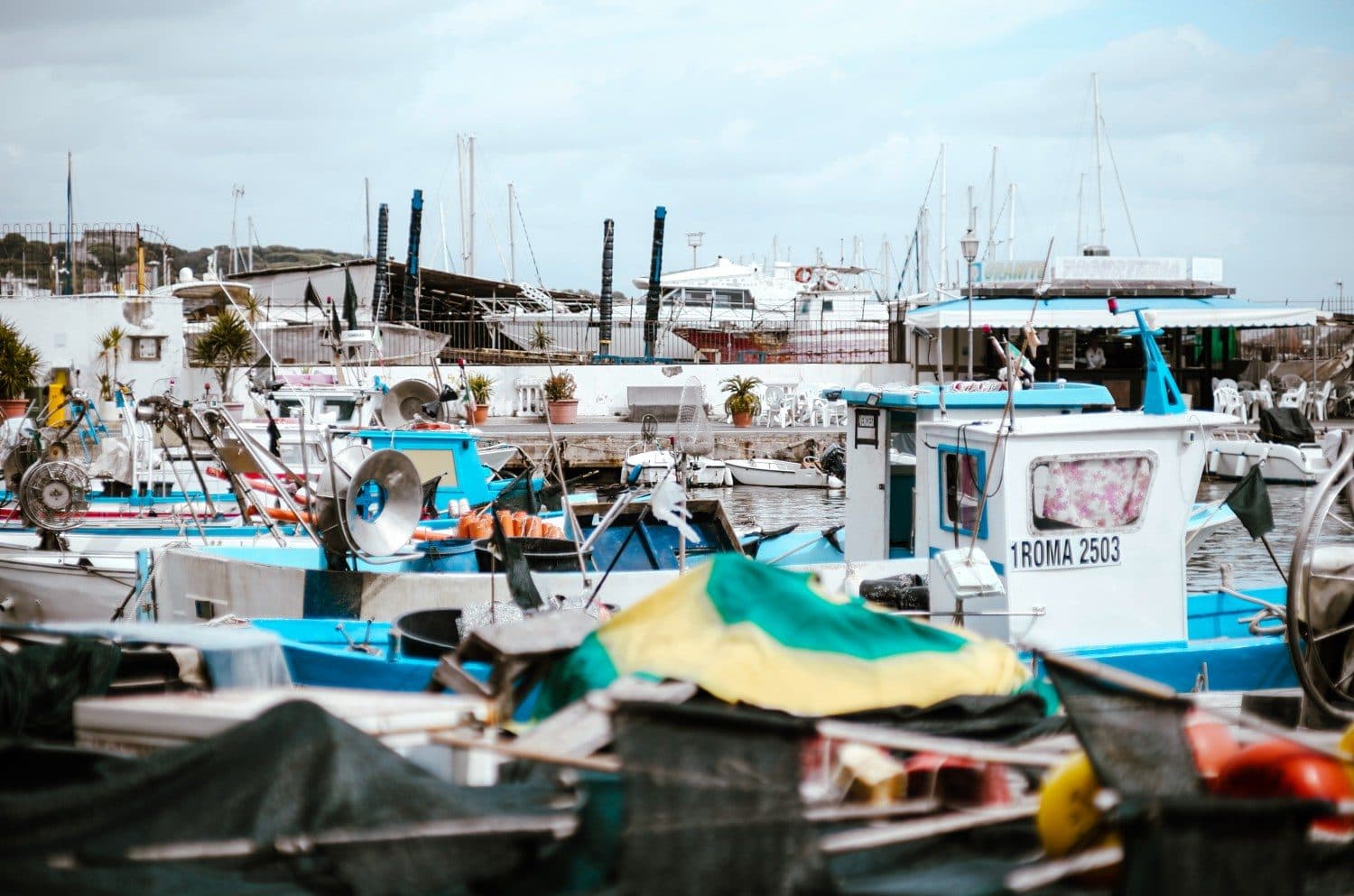 Il porto di Anzio con le barche dei pescatori