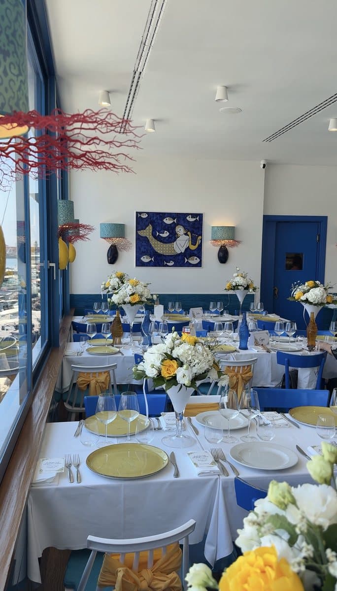 Sala allestita per un evento con vista mare da Marea