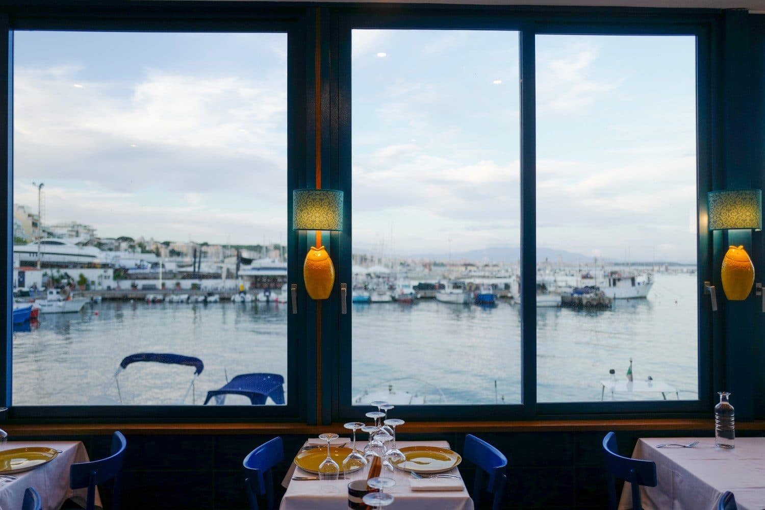 Sala interna di Marea con vista sul mare